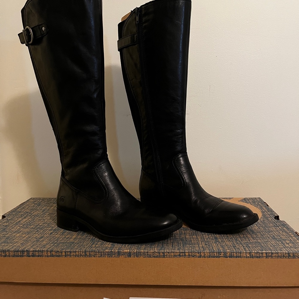 VGUC Born Carran knee high boots in Black. Size 6.